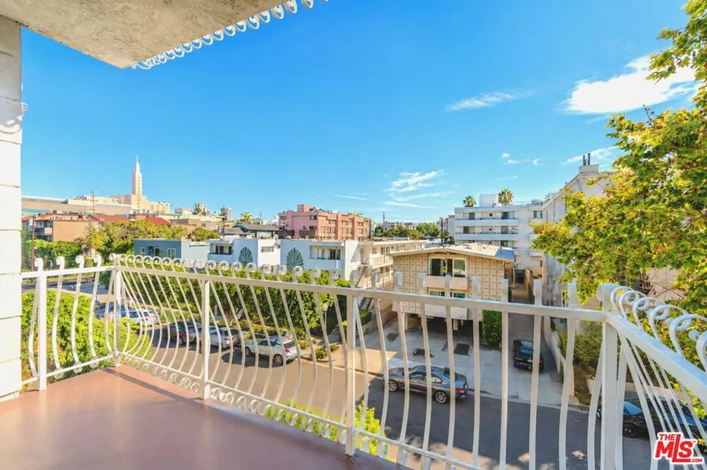 1915 Malcolm Avenue #301 Los Angeles, CA 90025