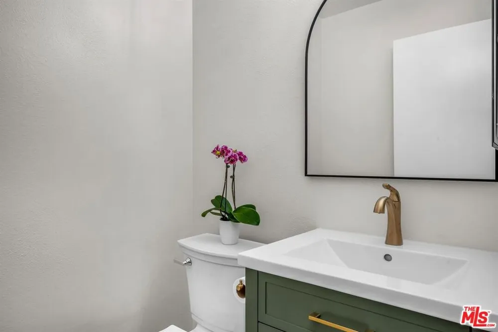 10751 Wilshire Boulevard #909 Los Angeles, CA 90024