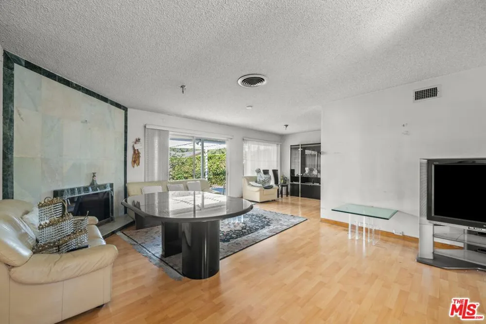 7351 Zelzah Avenue Los Angeles, CA 91335
