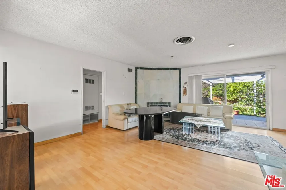 7351 Zelzah Avenue Los Angeles, CA 91335