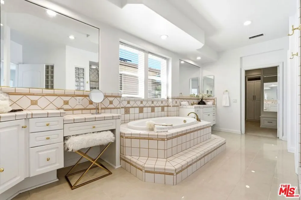 20274 Via Medici Porter Ranch, CA 91326