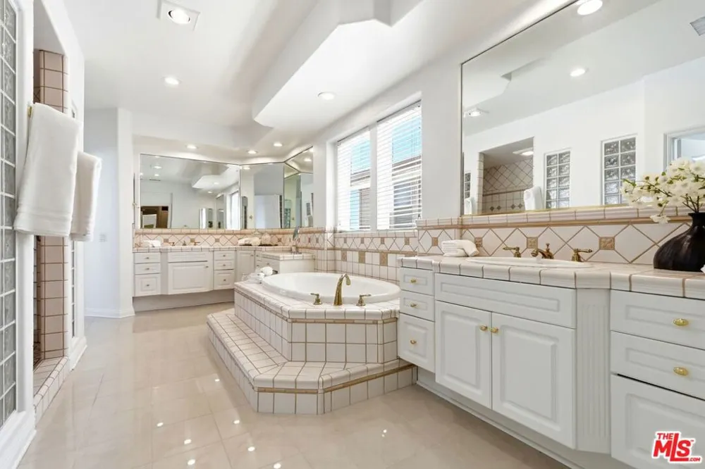 20274 Via Medici Porter Ranch, CA 91326