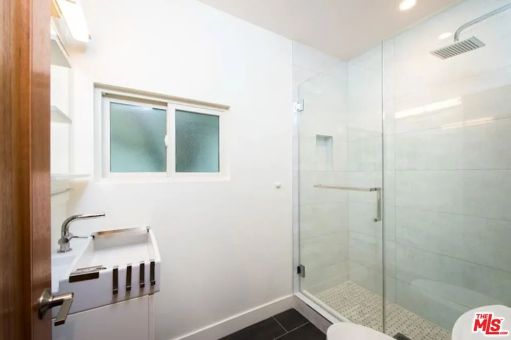 2341 Beach Avenue Venice, CA 90291