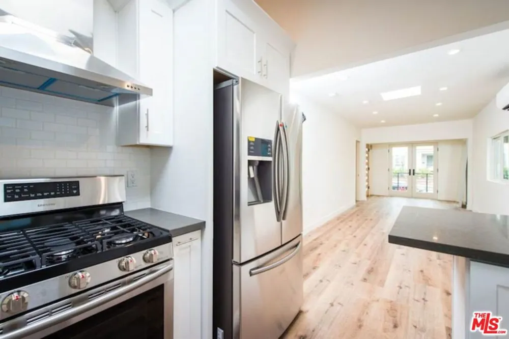2341 Beach Avenue Venice, CA 90291