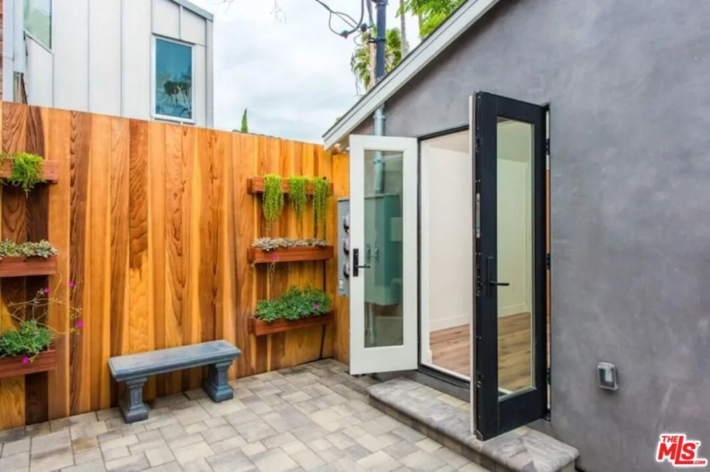 2341 Beach Avenue Venice, CA 90291