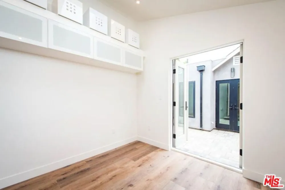 2341 Beach Avenue Venice, CA 90291