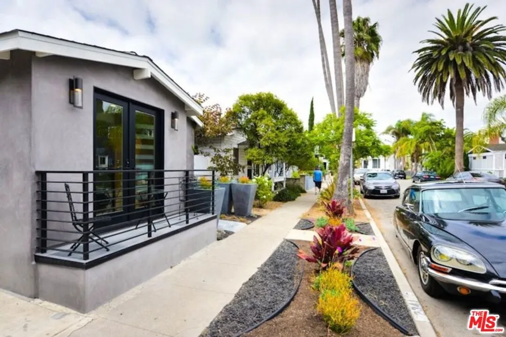 2341 Beach Avenue Venice, CA 90291