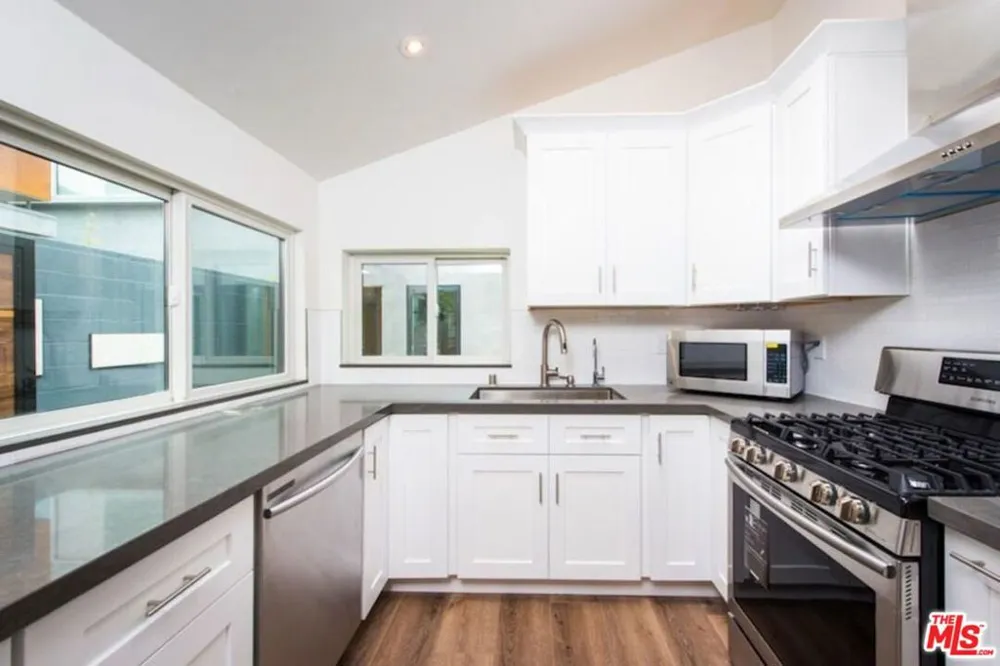2341 Beach Avenue Venice, CA 90291