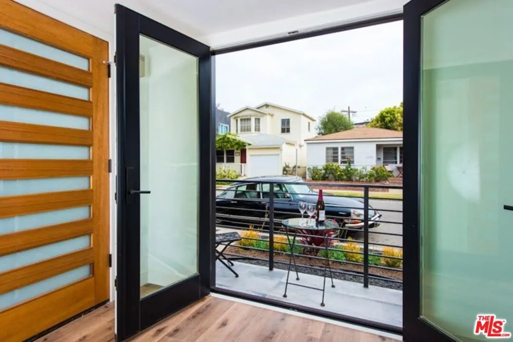 2341 Beach Avenue Venice, CA 90291