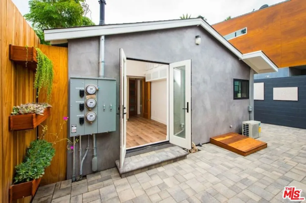 2341 Beach Avenue Venice, CA 90291