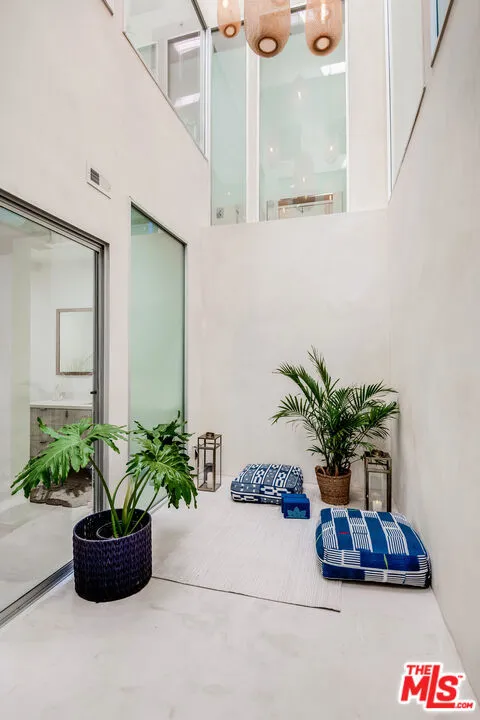 2407 San Marco Drive Los Angeles, CA 90068