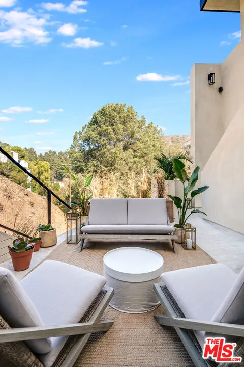 2407 San Marco Drive Los Angeles, CA 90068