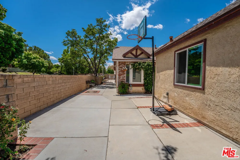 37603 Melton Avenue Palmdale, CA 93550