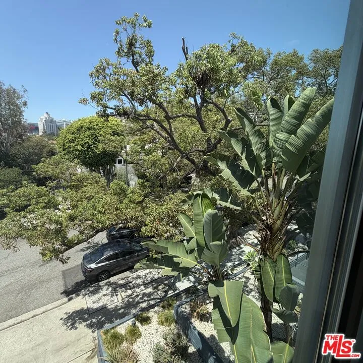 1328 Havenhurst Drive #202 West Hollywood, CA 90046