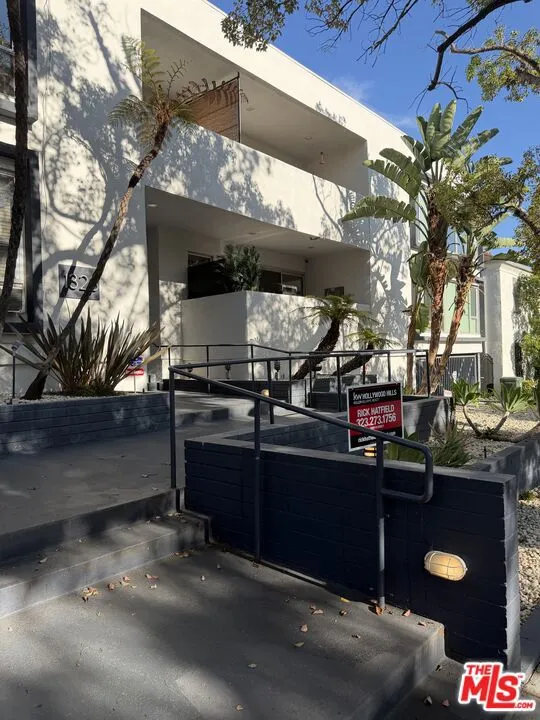 1328 Havenhurst Drive #202 West Hollywood, CA 90046