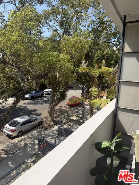 1328 Havenhurst Drive #202 West Hollywood, CA 90046