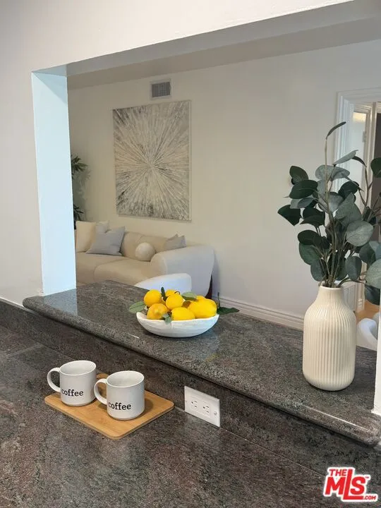 1328 Havenhurst Drive #202 West Hollywood, CA 90046