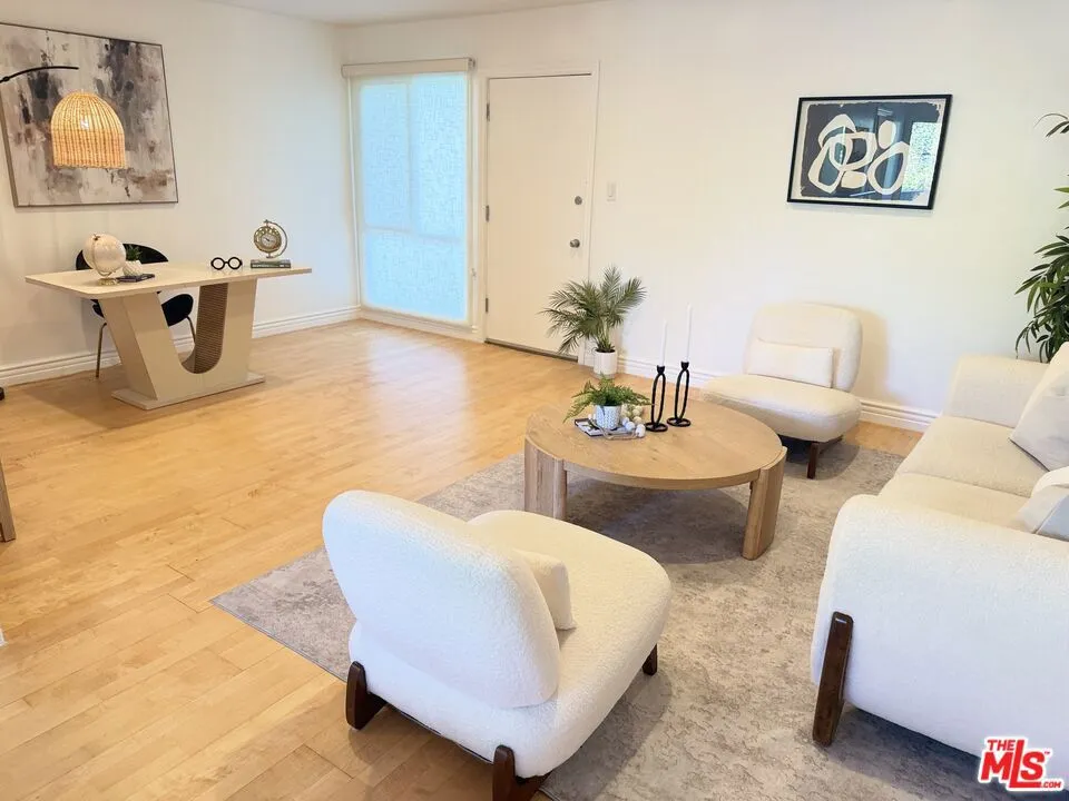 1328 Havenhurst Drive #202 West Hollywood, CA 90046