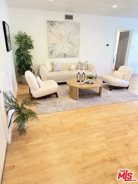 1328 Havenhurst Drive #202 West Hollywood, CA 90046