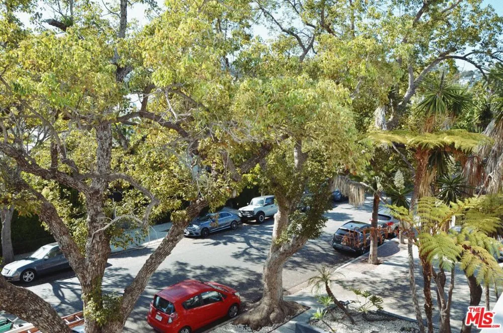 1328 Havenhurst Drive #202 West Hollywood, CA 90046