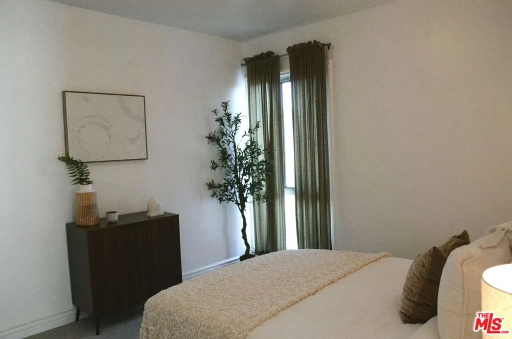 1328 Havenhurst Drive #202 West Hollywood, CA 90046