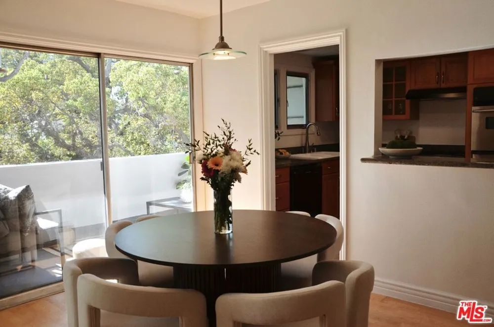 1328 Havenhurst Drive #202 West Hollywood, CA 90046