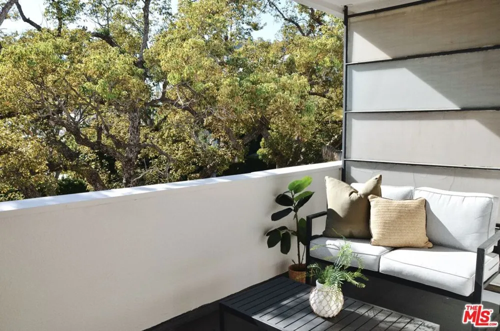 1328 Havenhurst Drive #202 West Hollywood, CA 90046