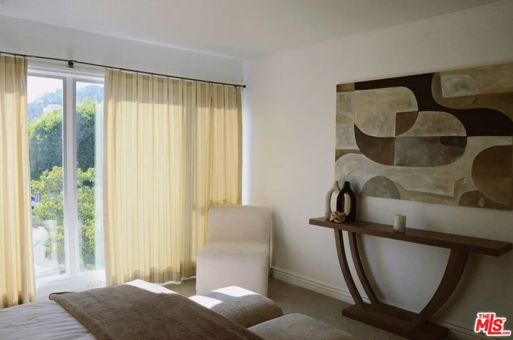 1328 Havenhurst Drive #202 West Hollywood, CA 90046