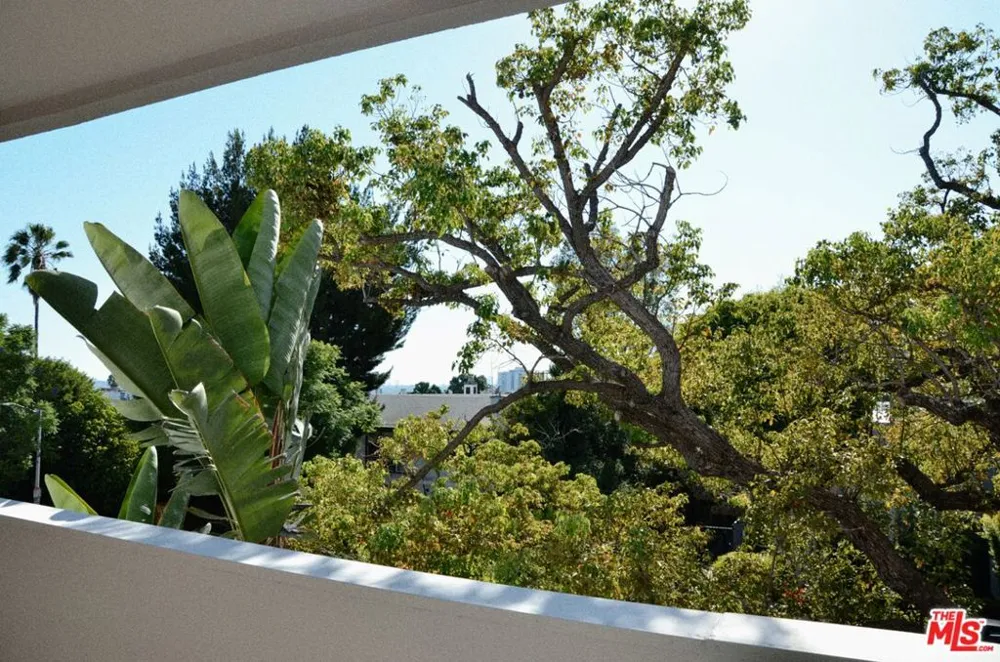 1328 Havenhurst Drive #202 West Hollywood, CA 90046