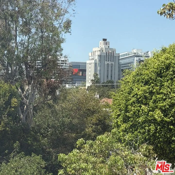 1328 Havenhurst Drive #202 West Hollywood, CA 90046