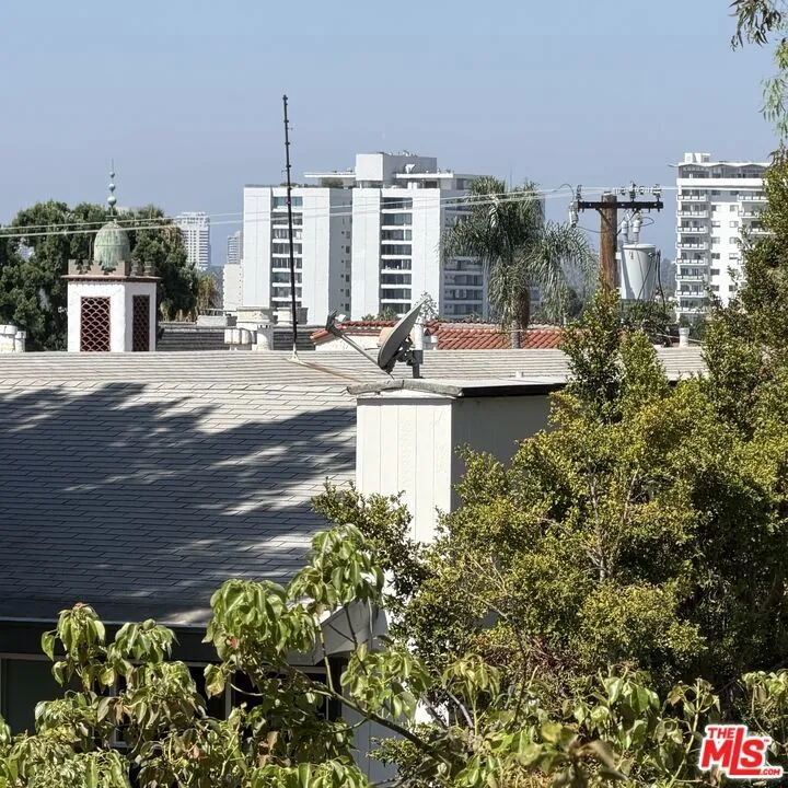 1328 Havenhurst Drive #202 West Hollywood, CA 90046