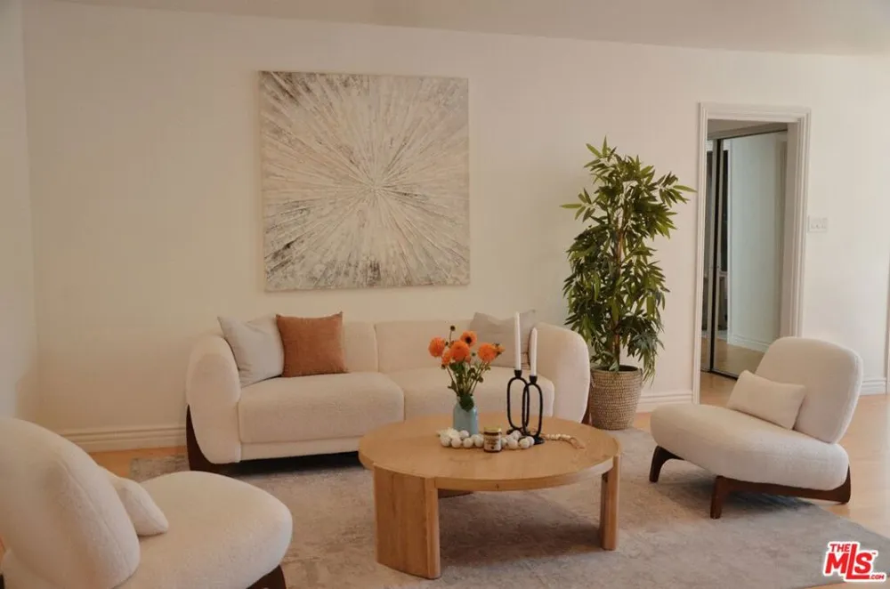 1328 Havenhurst Drive #202 West Hollywood, CA 90046