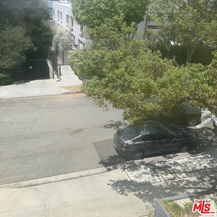 1328 Havenhurst Drive #202 West Hollywood, CA 90046