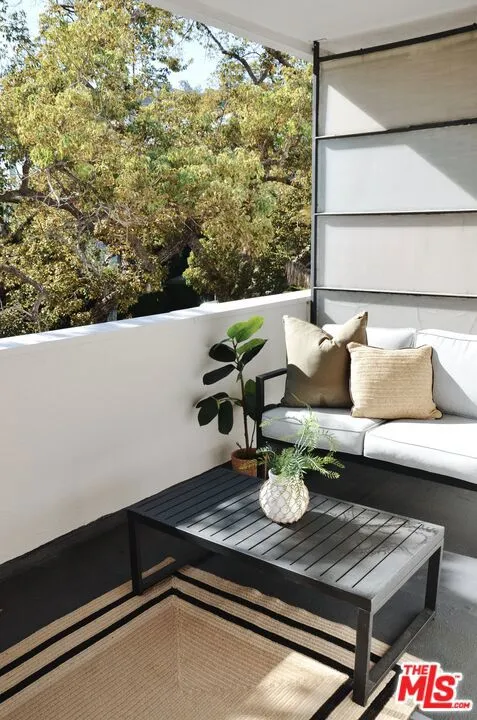 1328 Havenhurst Drive #202 West Hollywood, CA 90046