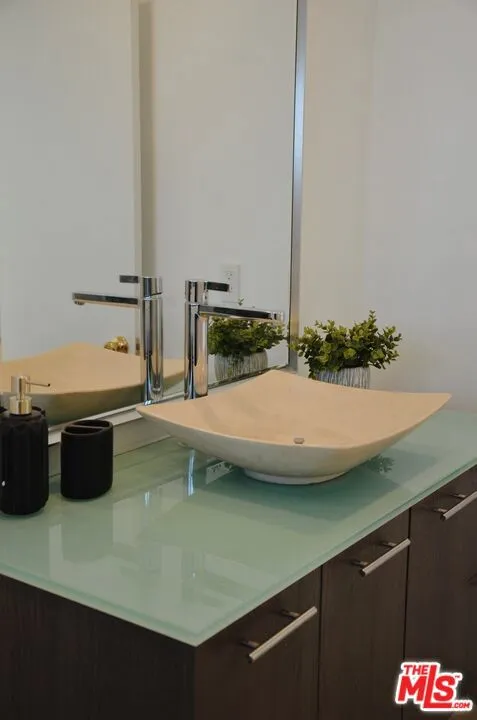 1328 Havenhurst Drive #202 West Hollywood, CA 90046