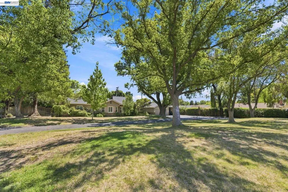200 Greenwich Ln Modesto, CA 95350
