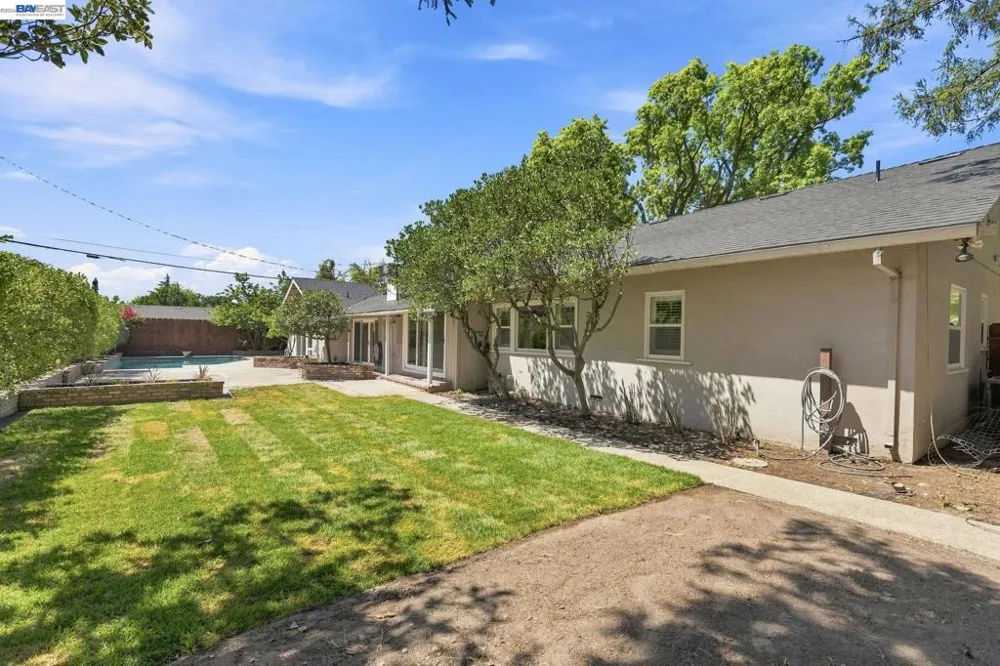200 Greenwich Ln Modesto, CA 95350
