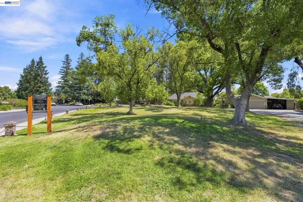 200 Greenwich Ln Modesto, CA 95350