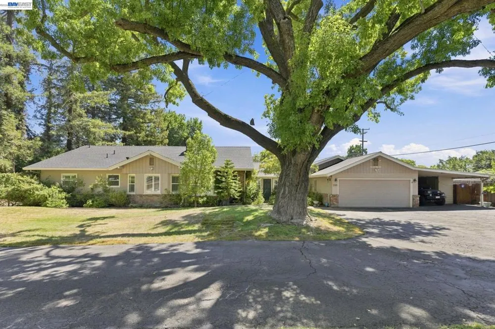 200 Greenwich Ln Modesto, CA 95350