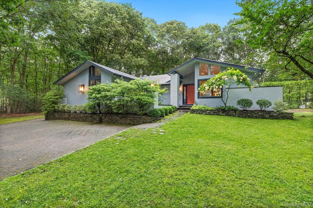 2723 Deerfield Road Southampton, NY 11963