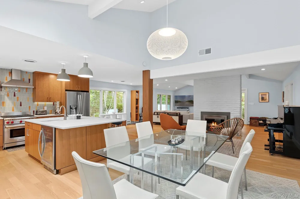 2723 Deerfield Road Southampton, NY 11963
