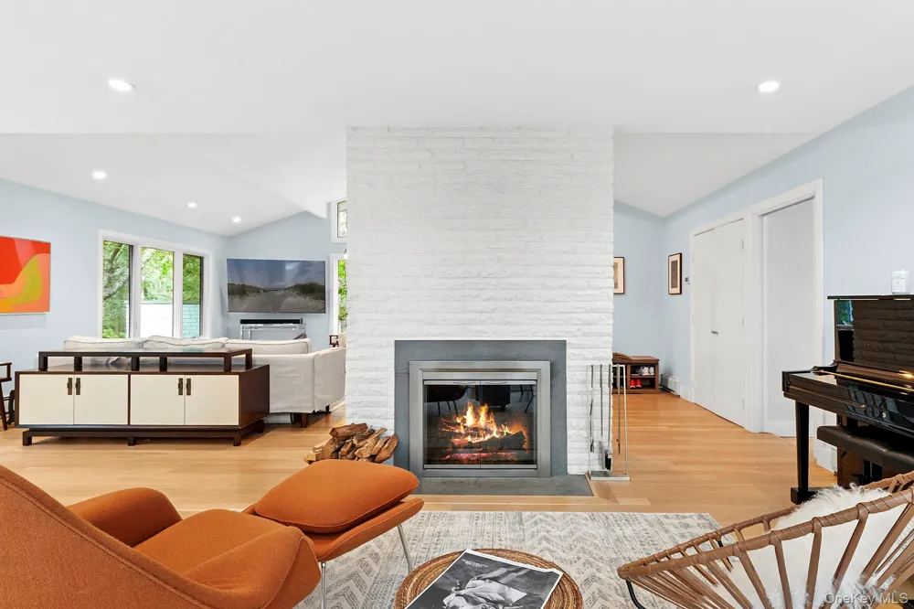 2723 Deerfield Road Southampton, NY 11963
