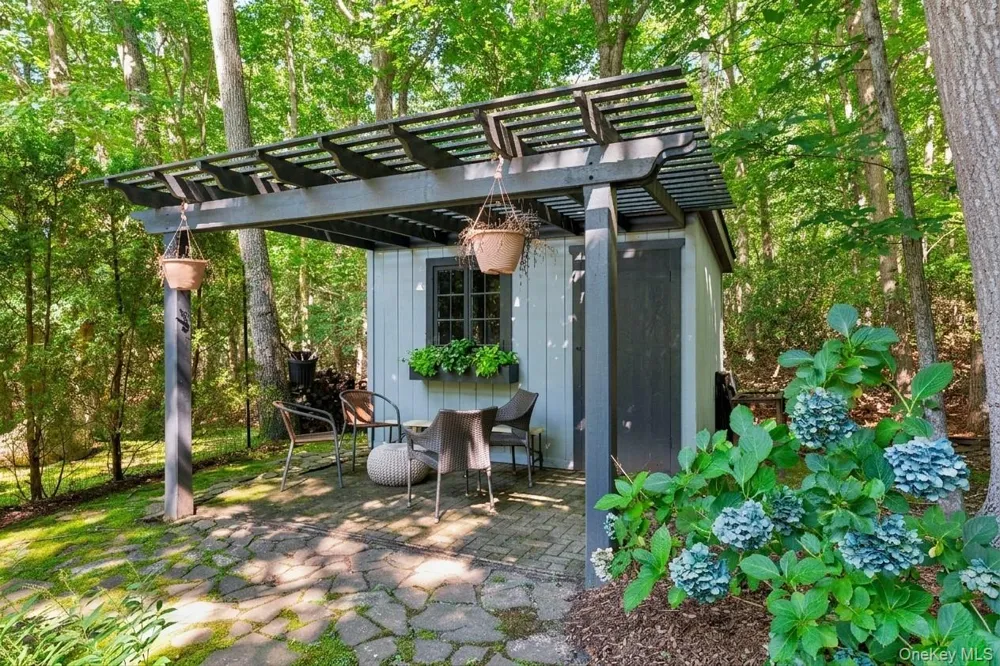 2723 Deerfield Road Southampton, NY 11963