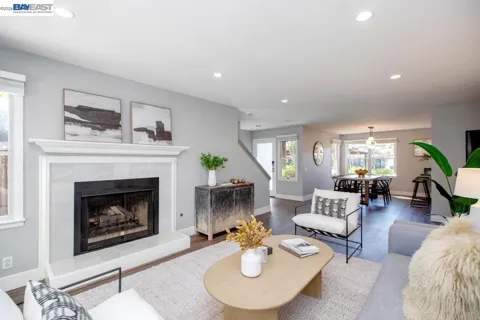 641 Centre Ct
