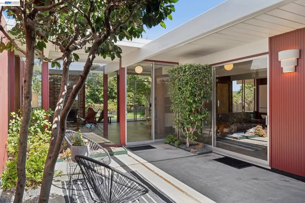5427 Greenridge Rd Castro Valley, CA 94552