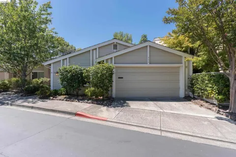 359 Kinross Dr