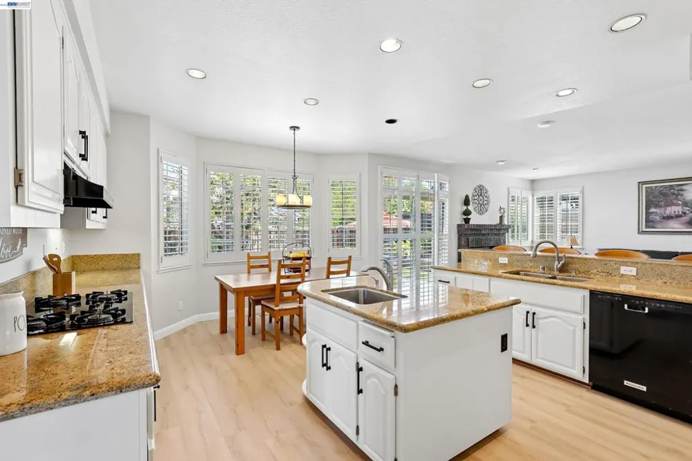 477 Obsidian Way Clayton, CA 94517