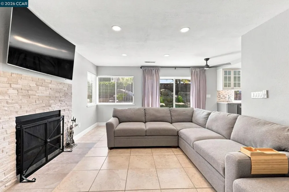 300 Helena Ct Oakley, CA 94561