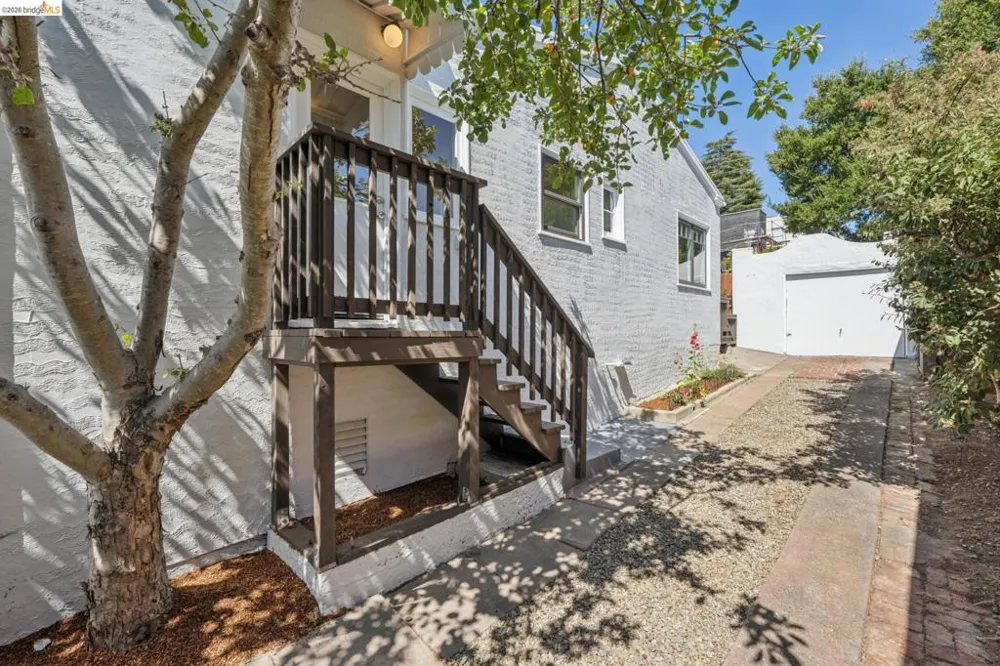 214 Mandalay Rd Oakland, CA 94618