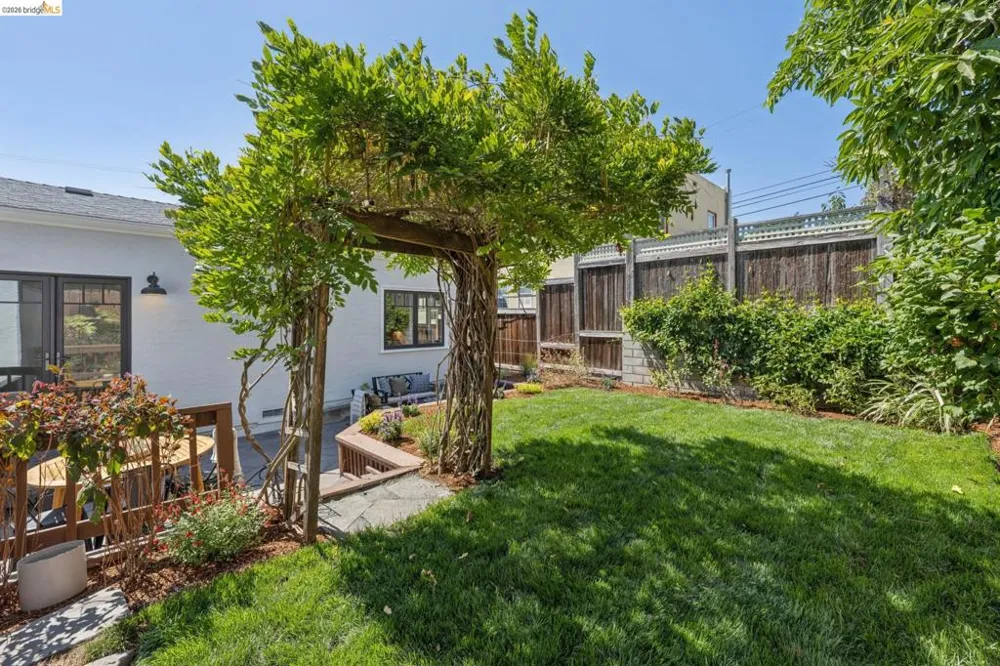 214 Mandalay Rd Oakland, CA 94618